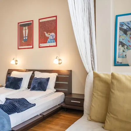 Apartment Day And Night *